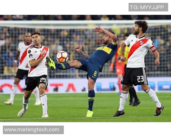 河床队与拉普拉塔大学的激烈对决揭示足球的魅力与激情