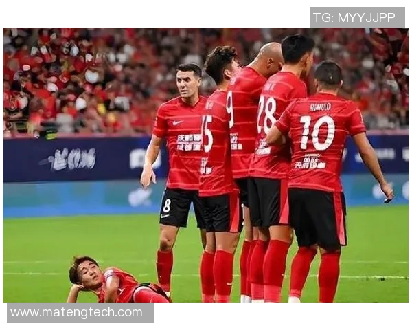 鲁能与广岛三箭激战正酣比分悬念引发球迷热议